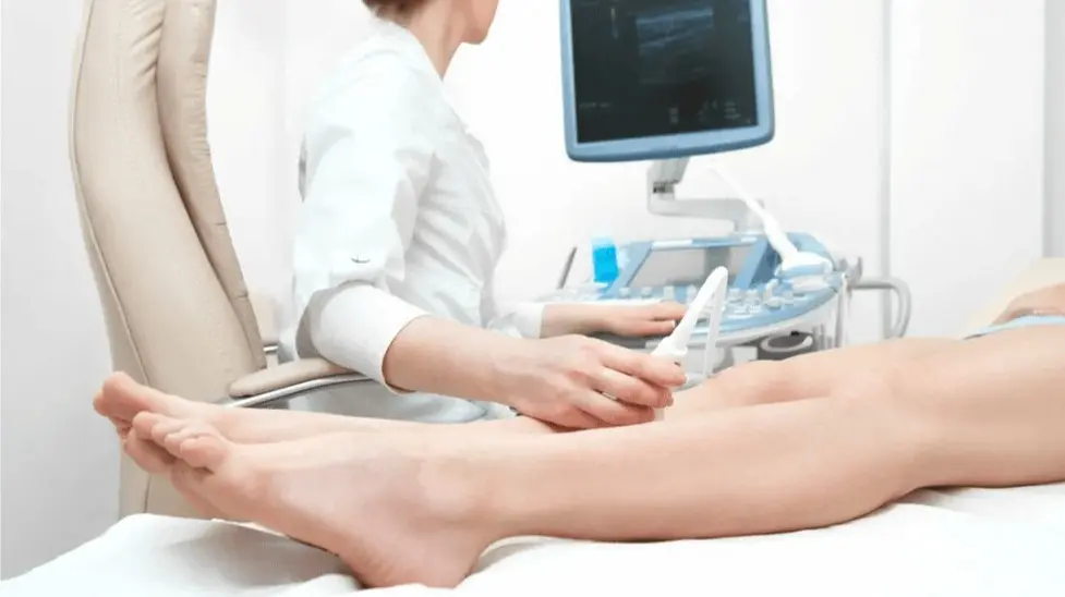 Renkli Doppler (USG) Doppler sonografi ikinci bir ultrason yöntemidir, iç vücut yapısını görüntülerken aynı zamanda kan akışını saptamak ve görüntülemek için kullanılmaktadır.